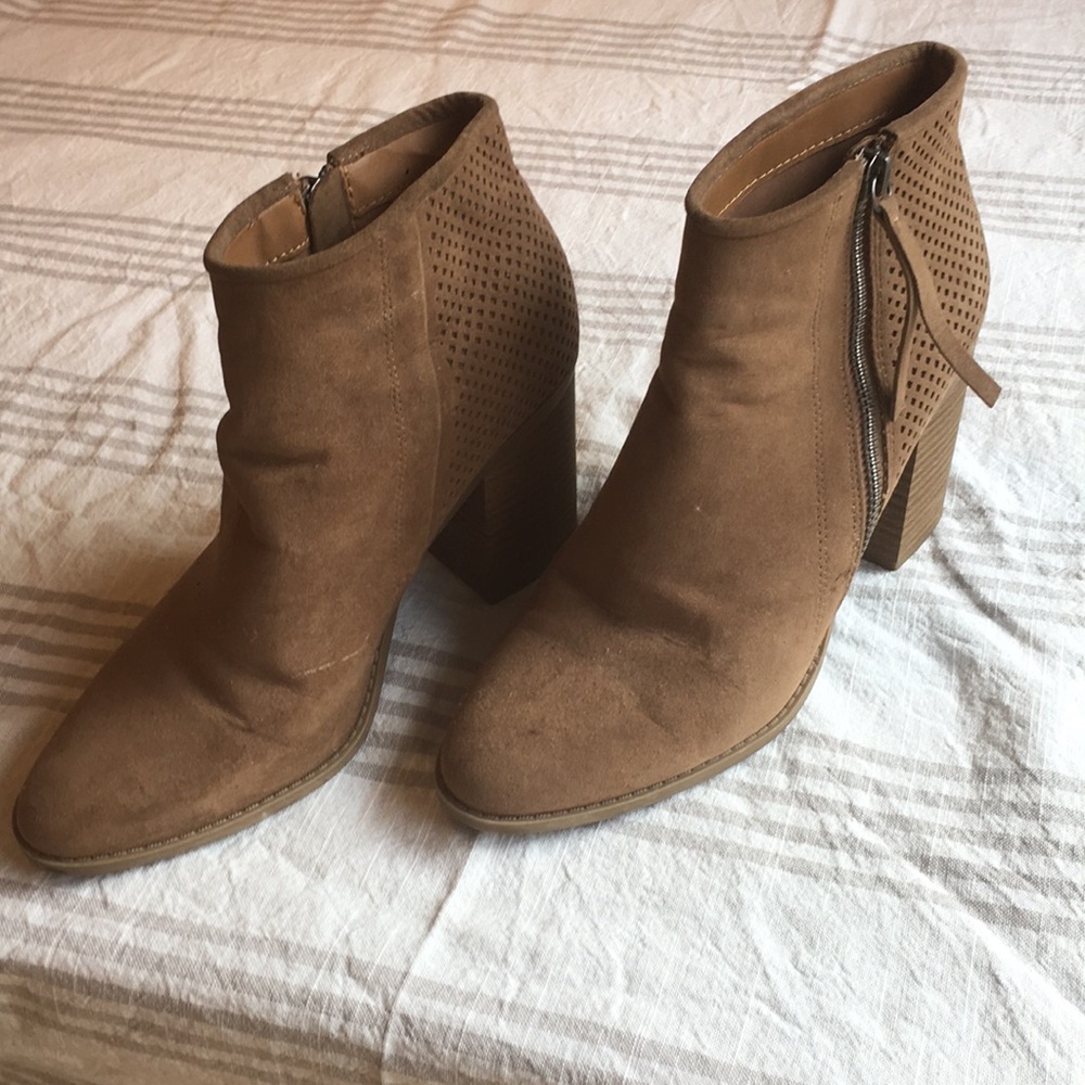 Universal Thread tan zip up booties 7.5